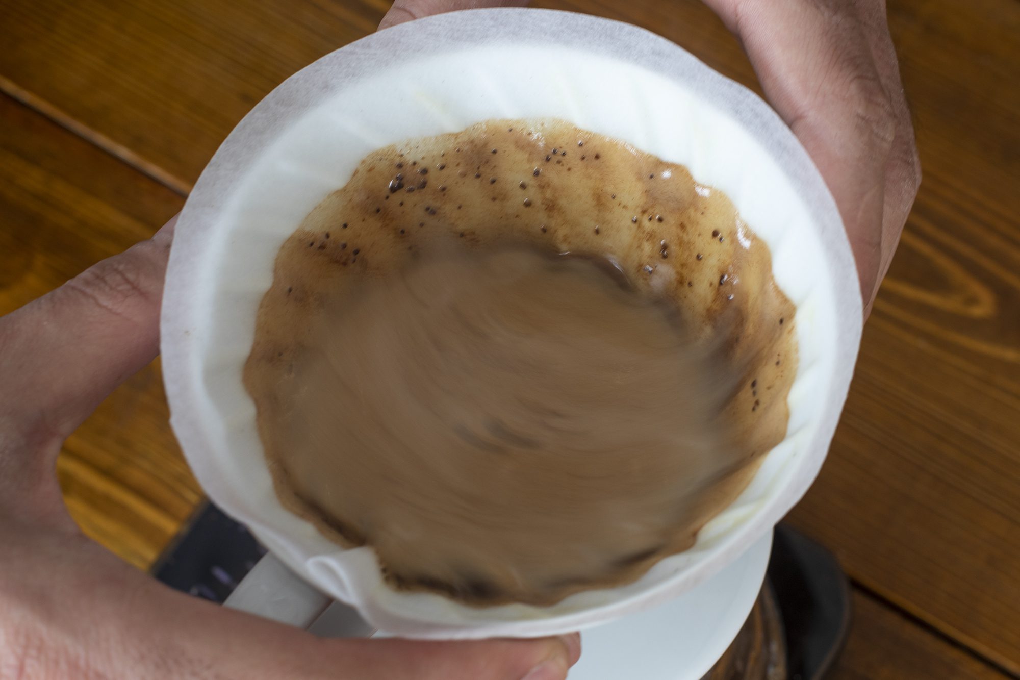 چرا مایع بینابینی (Slurry) موجود در فیلتر کاغذی قهوه را می‌چرخانیم؟