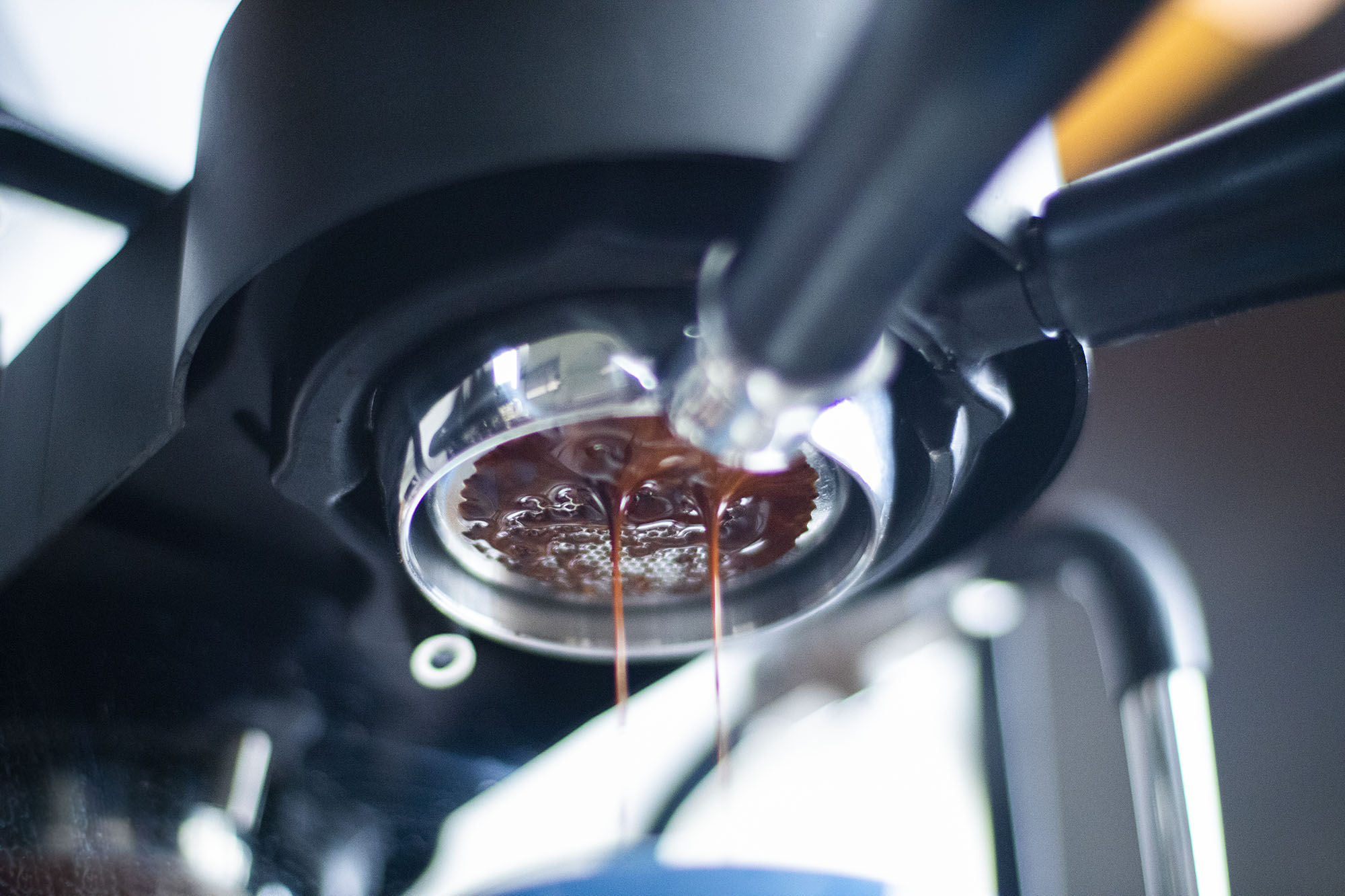 چرا کانال‌سازی (channeling) موجب کاهش کیفیت اسپرسو می‌شود؟