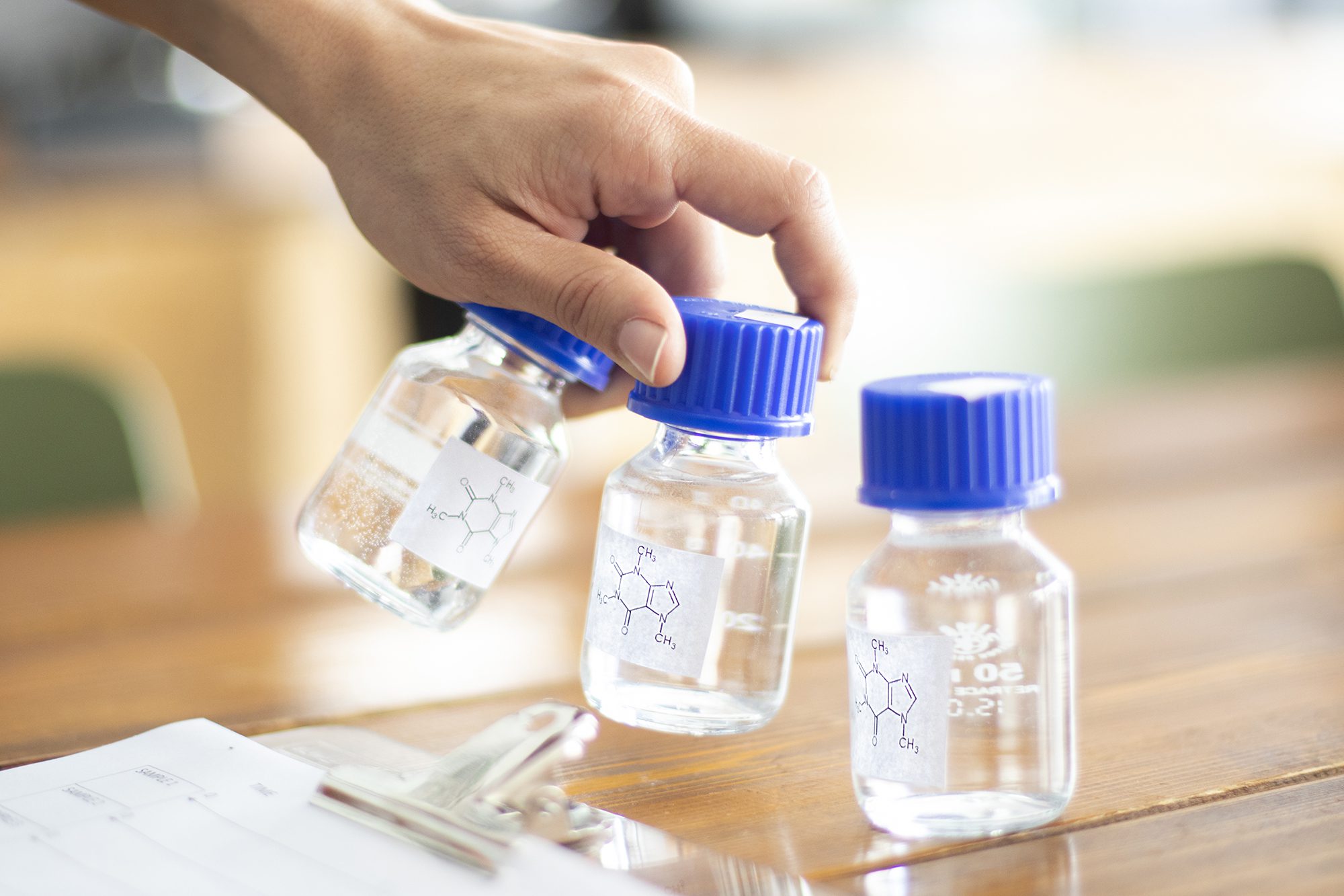 مقایسه‌ی شدت دریافت پس‌مزه کافئین در ارزیابان چشایی حرفه‌ای وغیر ارزیابان